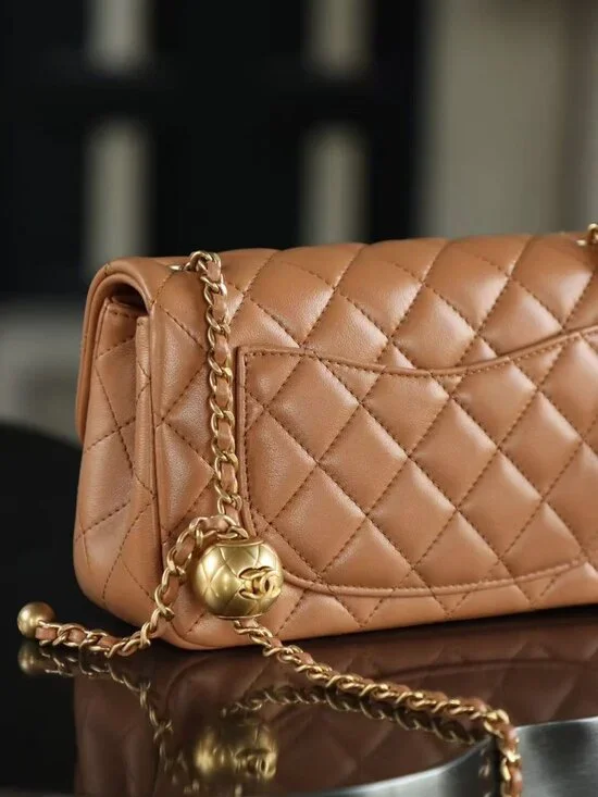 Classic CHANEL Bag: A Stylish and Versatile Choice for Elegance - Picture 4 of 7